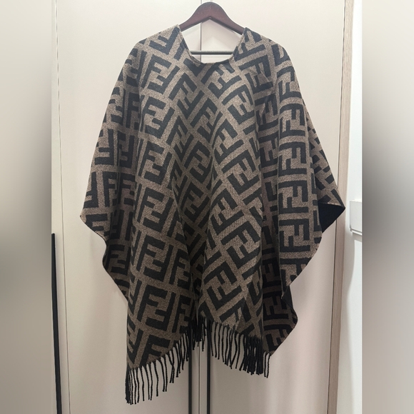 Fendi Reversible Poncho Cape - Picture 5 of 12